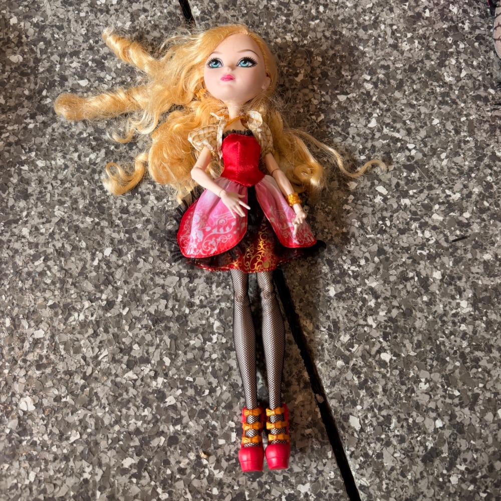 Mattel Ever After High Apple White Doll Red Gold Dress Fishnet Tights Blonde